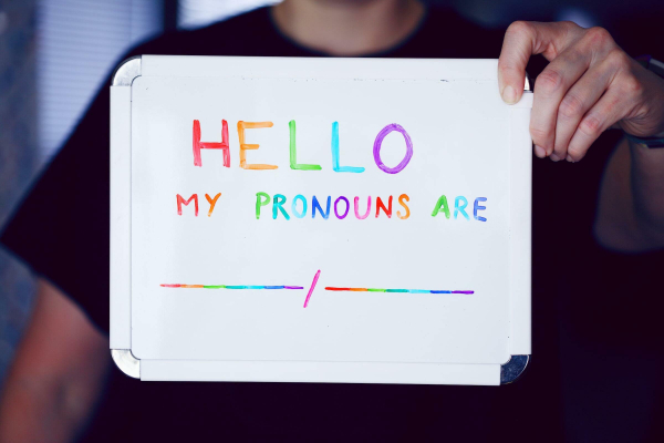 Transgenre, non-binaire, asexuel·le, pan, binder, expression de genre… : ça veut dire quoi et comment en parler avec les jeunes ?